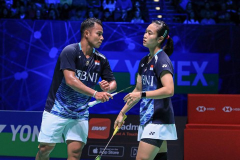 Ganda campuran Indonesia, Rehan Naufal/Lisa Ayu, melawan Zeng Shi We/Huang Ya Qiong di semifinal All England 2023 di Utilita Arena, Birmingham, Inggris, Sabtu (18/3/2023). Foto: Dok. PBSI