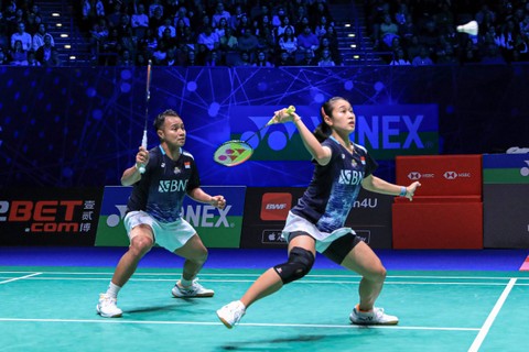 Ganda campuran Indonesia, Rehan Naufal/Lisa Ayu, melawan Zeng Shi We/Huang Ya Qiong di semifinal All England 2023 di Utilita Arena, Birmingham, Inggris, Sabtu (18/3/2023). Foto: Dok. PBSI