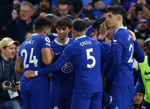 Para pemain Chelsea merayakan gol pertama Joao Felix saat melawan Everton dalam lanjutan Liga Inggris 2022/23 di Stadion Stamford Bridge, London, Inggris, pada Minggu (19/3). Foto: Hannah Mckay/Reuters