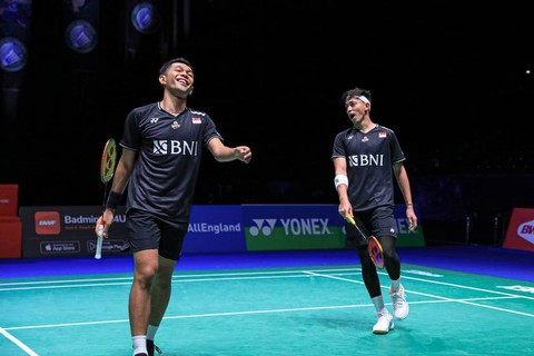 Pasangan ganda campuran Indonesia, Fajar Alfian/Rian Ardianto, saat melawan kompatriotnya, Bagas Maulana/Shohibul Fikri, di perempat final All England 2023 di Utilita Arena, Birmingham, Inggris, pada Jumat (17/3). Foto: PBSI