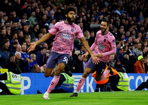 Ellis Simms dari Everton merayakan gol kedua mereka dengan Dwight McNeil saat melawan Chelsea di Stamford Bridge, London, Inggris. Foto: Matthew Childs/Reuters