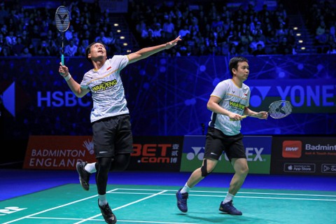 Pebulu tangkis ganda putra Indonesia Mohammad Ahsan (kiri) dan Hendra Setiawan (kanan) berusaha mengembalikan kok ke arah lawan pebulu tangkis China Liang Wei Keng dan Wang Chang dalam pertandingan semifinal All England 2023 di Arena Birmingham. Foto: Humas PBSI/Antara Foto