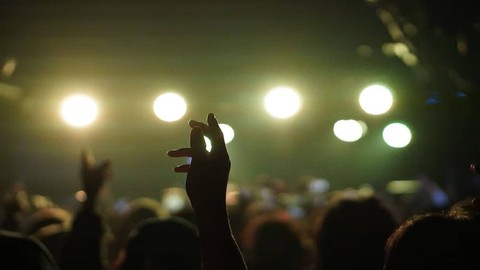 Keterangan Gambar: Ilustrasi para penonton yang menikmati sebuah acara konser musik. Sumber: Unsplash.com
