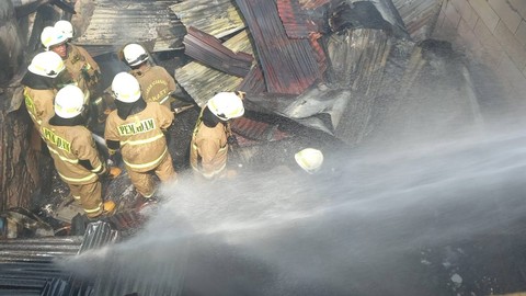 Petugas damkar padamkan kebakaran ruko di Cakung, Jakarta Timur, Minggu (19/3/2023). Foto: Dok. Istimewa