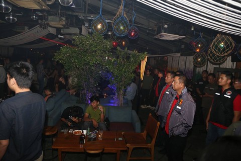 Ditresnarkoba Polda Metro Jaya menggelar kegiatan rutin dalam rangka Pencegahan, Pemberantasan, Penyalahgunaan, dan Peredaran Gelap Narkoba (P4GN) di Tempat Hiburan Malam (THM), Sabtu (18/3/2023). Foto: Polda Metro Jaya