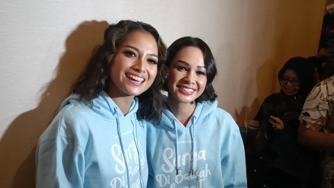 Andien Aisyah dan Acha Septriasa dalam konferensi pers film Surga di Bawah Langit. Foto: Dok. Istimewa