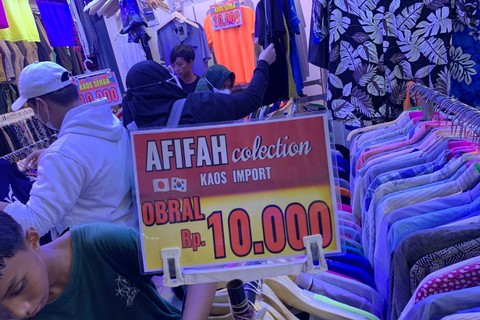 Baju bekas impor yang dijual di Pasar Senen, Minggu (19/3). Foto: Nabil Jahja/kumparan