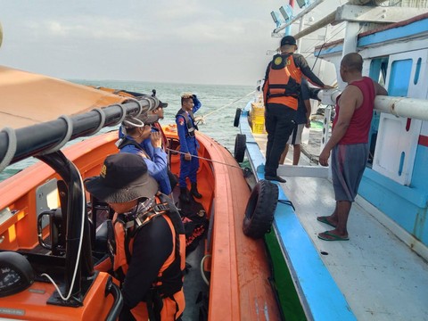 Tim SAR gabungan melakukan upaya pencarian terhadap satu anak buah kapal (ABK) yang terjatuh di perairan Pulau Mundu, Ketapang, Lampung Selatan. | Foto : Dok. Basarnas Lampung