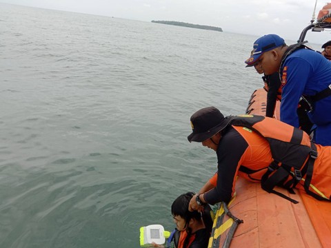 Tim SAR gabungan melakukan upaya pencarian terhadap satu anak buah kapal (ABK) yang terjatuh di perairan Pulau Mundu, Ketapang, Lampung Selatan. | Foto : Dok. Basarnas Lampung