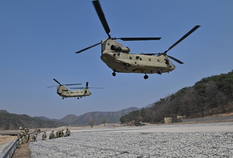 Tentara AS mengambil bagian dalam latihan militer bersama Freedom Shield antara Korea Selatan dan AS di Pocheon, Korea Selatan, Minggu (19/3/2023).  Foto: Jung Yeon-je / AFP