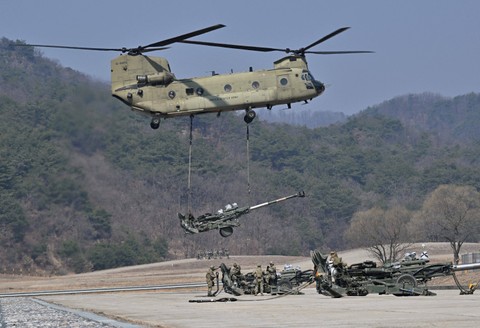 Tentara AS mengambil bagian dalam latihan militer bersama Freedom Shield antara Korea Selatan dan AS di Pocheon, Korea Selatan, Minggu (19/3/2023). Foto: Jung Yeon-je / AFP