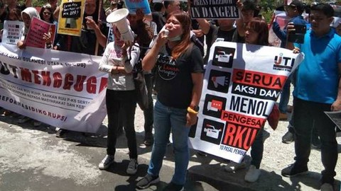 Yinthze Sofline Lingkan Gunde saat memimpin aksi demo beberapa waktu lalu.