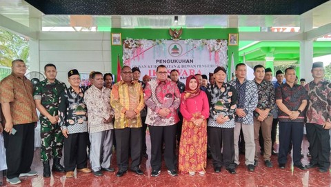 Pj Gubernur Papua Barat Daya foto bersama Dewan Kehormatan dan Pengurus Ikaswara PBD, foto: Yanti/BalleoNEWS