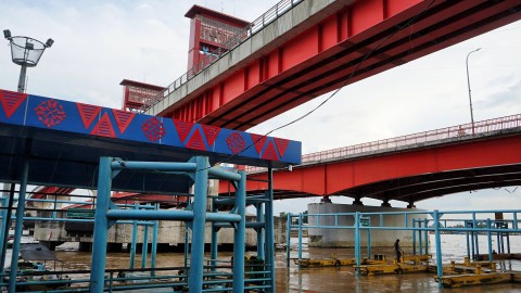 Ornamen bernotif songket yang mempercantik wajah dermaga pelabuhan ampera Palembang, Minggu (19/3) Foto: abp/Urban Id