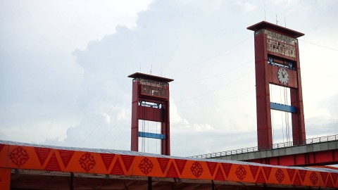 Ornamen dengan kombinasi warna merah pada bangunan atap yang mempercantik wajah dermaga pelabuhan ampera Palembang, Minggu (19/3) Foto: abp/Urban Id