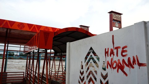 Ornamen bernotif songket dengan warna merah menjadi penghias bangunan dermaga pelabuhan ampera Palembang, Minggu (19/3) Foto: abp/Urban Id