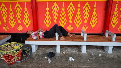 Seorang warga tertidur pulas di salah satu bangunan dermaga pelabuhan ampera Palembang yang tampil cantik pasca renovasi, Minggu (19/3) Foto: abp/Urban Id