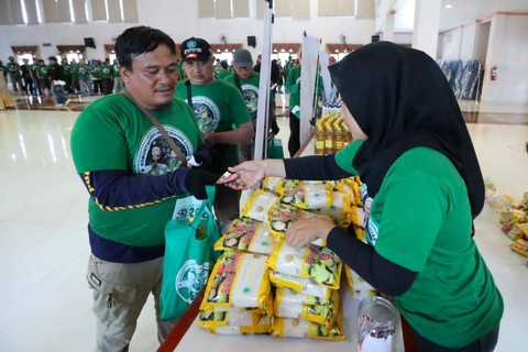Komunitas Ojol (Kajol) Indonesia Dukung Ganjar Pranowo saat menggelar bazar oli hingga sembako di Gedung BPU Bagas Raya, Jalan Kapuk Raya RT 02/04 Kedawung, Cirebon. Foto: Dok. Istimewa
