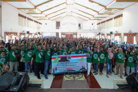 Ratusan ojol Cirebon dalam mengikuti bazar oli hingga sembako murah yang digelar Kajol Indonesia. Foto: Dok. Istimewa