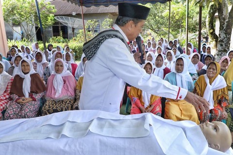 Pelatihan mengkafani jenazah yang digelar Usbat Ganjar Sumut. Foto: Dok. Istimewa