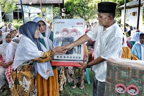 Usbat Ganjar Sumut dalam memberikan bantuan untuk Majelis Taklim Al-Ikhsan. Foto: Dok. Istimewa