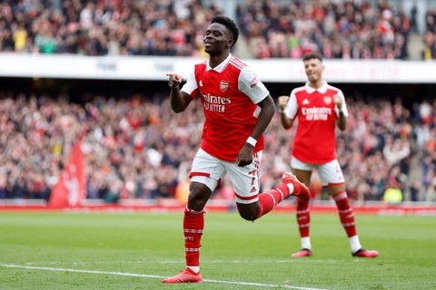 Selebrasi pemain Arsenal Bukayo Saka usai mencetak gol ke gawang Crystal Palace pada pertandingan lanjutan Liga Inggris di Stadion Emirates, London, Inggris, Minggu (19/3/2023). Foto: Peter Cziborra/REUTERS