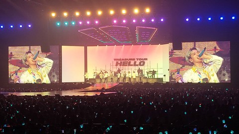 Konser Treasure bertajuk 2023 Treasure Tour: HELLO in Jakarta pada hari kedua, Minggu (19/3).   Foto: Nabila Ulfa Jayanti/kumparan