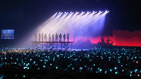 Treasure dan band pengiring di konser hari kedua, Minggu (19/3). Foto: Nabila Ulfa Jayanti/kumparan