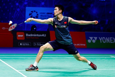 Tunggal putra China Li Shi Feng pada partai final All England di Utilita Arena, Birmingham, Inggris. Foto: Andrew Boyers/REUTERS