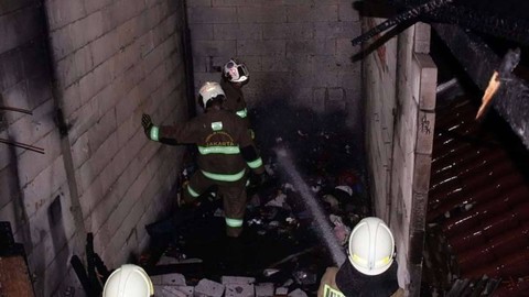 Petugas Damkar memadamkan api saat kebakaran rumah di Jl. Kayu Putih Kel. Kayu Putih, Kec. Pulogadung, Jakarta Timur Foto: Instagram/@humasjakfire