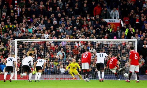 Bruno Fernandes mencetak gol penyama kedudukan dari titik putih saat Manchester United menjamu Fulham di perempat final Piala FA 2022/23 di Stadion Old Trafford, Manchester, Inggris, pada Minggu (19/3). Foto: Carl Recine/Reuters