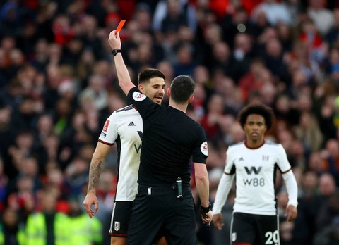 Aleksandar Mitrovic mendapatkan kartu merah usai melakukan protes keras dalam duel Manchester United vs Fulham di perempat final Piala FA 2022/23 di Stadion Old Trafford, Manchester, Inggris, pada Minggu (19/3). Foto: Carl Recine/Reuters