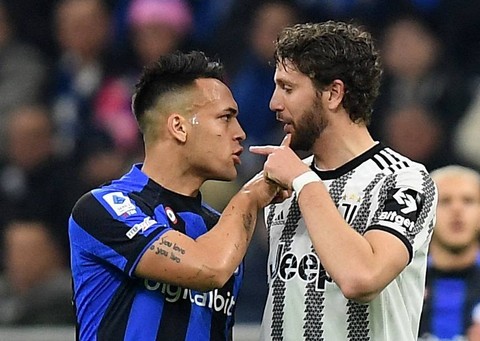 Lautaro Martinez (kiri) dan Manuel Locatelli (kanan) bentrok dalam pertandingan Inter Milan vs Juventus di lanjutan Liga Italia 2022/23 di Stadion San Siro, Milan, Italia, pada Senin (20/3) Foto: Daniele Mascolo/Reuters