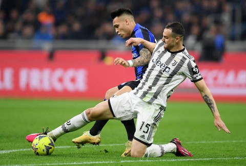 Lautaro Martinez berduel dengan Frederico Gatti dalam pertandingan Inter Milan vs Juventus di lanjutan Liga Italia 2022/23 di Stadion San Siro, Milan, Italia, pada Senin (20/3) Foto: Daniele Mascolo/Reuters