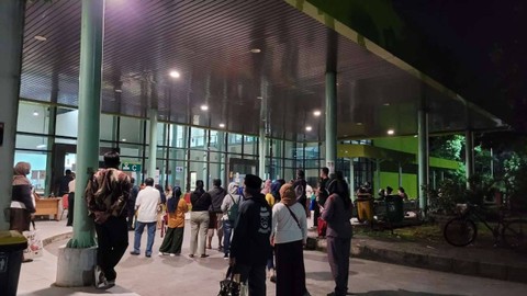 Puluhan pasien sudah memadati RSUD Khidmat Depok sejak dini hari. Foto: Rizki Baiquni Pratama/kumparan
