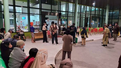 Puluhan pasien sudah memadati RSUD Khidmat Depok sejak dini hari. Foto: Rizki Baiquni Pratama/kumparan