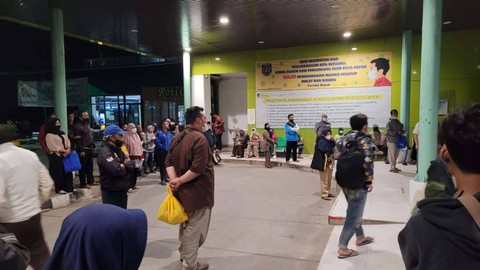 Puluhan pasien sudah memadati RSUD Khidmat Depok sejak dini hari. Foto: Rizki Baiquni Pratama/kumparan