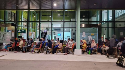 Puluhan pasien sudah memadati RSUD Khidmat Depok sejak dini hari. Foto: Rizki Baiquni Pratama/kumparan