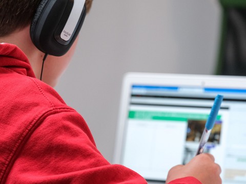 Ilustrasi bagaimana cara mengakses layanan tutorial online. Sumber: www.unsplash.com.