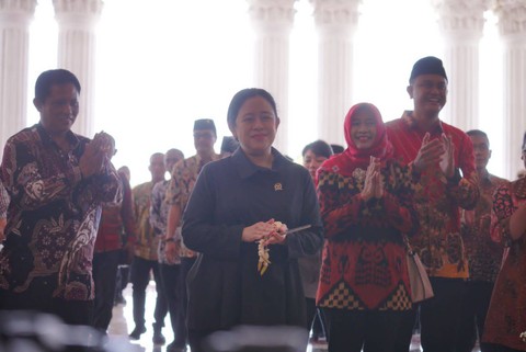 Ketua DPR Puan Maharani (tengah) meresmikan gedung Grha Bung Karno (GBK) Klaten, Sabtu (18/03/2023). Foto: Dok. Pemkab Klaten
