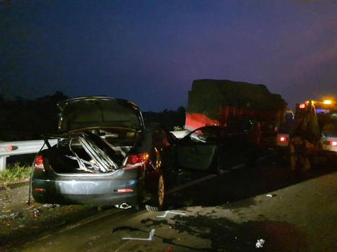 Kecelakaan yang melibatkan atlet badminton Syabda Perkasa di Tol Pemalang. Foto: Dok. Polres Pemalang