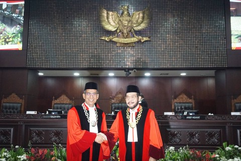 Anwar Usman dan Saldi Isra ditetapkan sebagai Ketua dan Wakil Ketua MK di Gedung MK, Jakarta (20/3/2023).  Foto: Iqbal Firdaus/kumparan