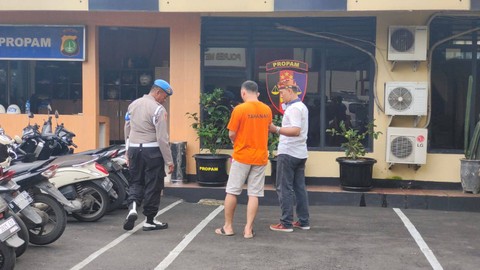 Pelaku yang menendang dosen UI hingga terjatuh dari motor, dibawa ke ruang tahanan. Foto: kumparan