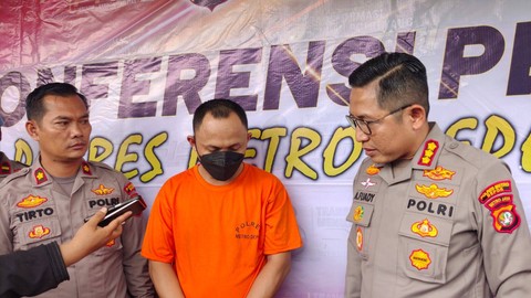 Kapolres Metro Depok, Kombes Ahmad Fuady (kanan), mengintrogasi pelaku yang menendang Dosen UI hingga jatuh dari motor. Foto: kumparan