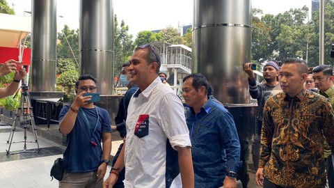 Wamenkumham Eddy Omar Sharif Hiariej atau akrab disapa Prof Eddy tiba di Gedung Merah Putih KPK untuk klarifikasi aduan dugaan gratifikasi Rp 7 miliar, Senin (20/3/2023). Foto: Dok. Istimewa