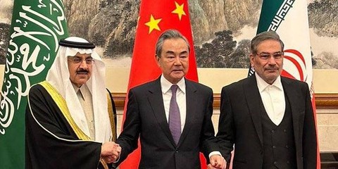 Anggota Biro Politik pada Komite Sentral Partai Komunis China Wang Yi (tengah),  bersama Direktur Komisi Hubungan Luar Negeri Iran Ali Shamkhani dan Penasihat Keamanan Nasional Arab Saudi Musaad bin Mohammed Al Aiban foto bersama.  Foto: China Daily/ via REUTERS