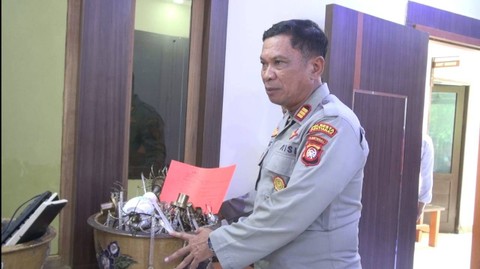 Kapolsek Pontianak Kota, AKP Eeng Suhenda, menunjukkan barang bukti pembobolan rumah kosong di Jalan dr Wahidin Pontianak. Foto: Dok Hi!Pontianak