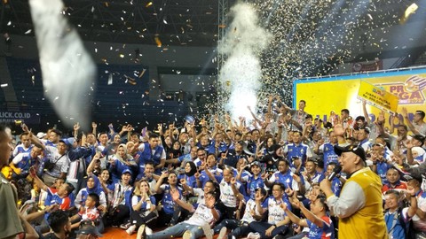 Tim LavAni saat bersama Susilo Bambang Yudhoyono menerima piala kejuaraan Proliga 2023. Foto: Maria Wulan/Tugu Jogja