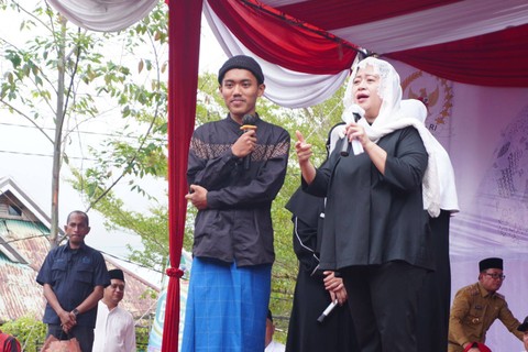 Puan Maharani memberikan pertanyaan kepada santri. Foto: Dok. Hi!Pontianak