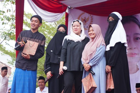 Puan Maharani foto bersama para santri. Foto: Dok. Hi!Pontianak